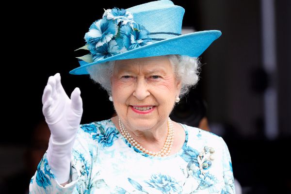 Queen of England bans plastic