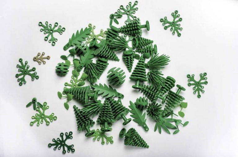 Konklusion skrue stak Legos Will Be Made of 100% Plant-Based Plastic by 2030 | Women of Green